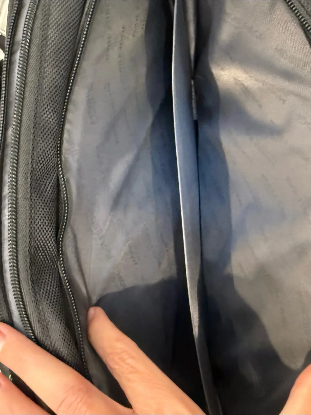 NWOT Black Mobile Edge 16